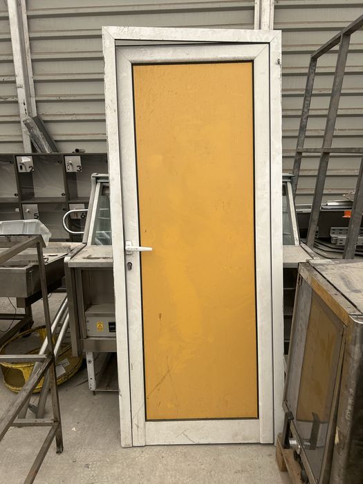 Врата  алуминиева с каса за магазин , склад