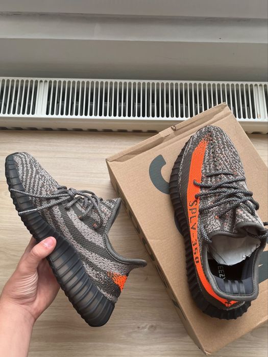 Yeezy 350 ,,V2 Carbon Beluga”-noi, nefolositi
