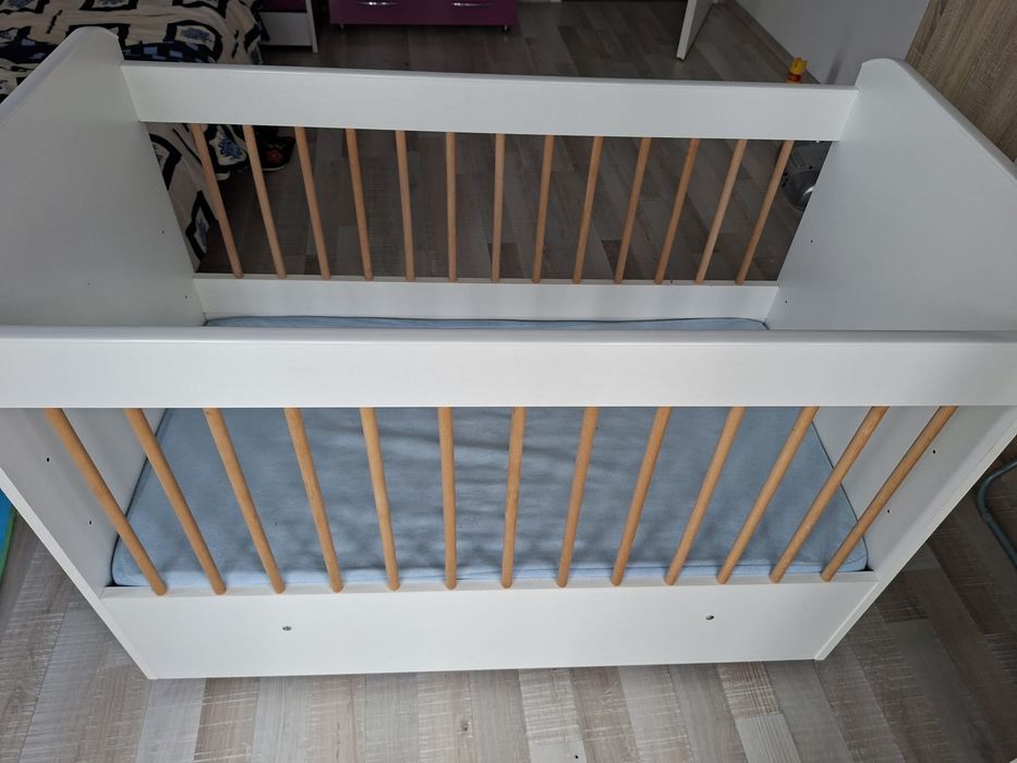 Pătuț copii 0 luni la 4-5 ani, BONUS scaun de masă, cearceaf impermeabil cu elastic, sertar, ușor folosit si este in stare foarte buna. Pret 400 lei.