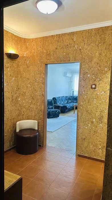 Тристаен в ЦЕНТЪРА с гараж!