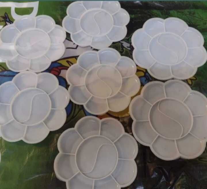 Ученически пособия -палитра , транспортир , кутия за моливи