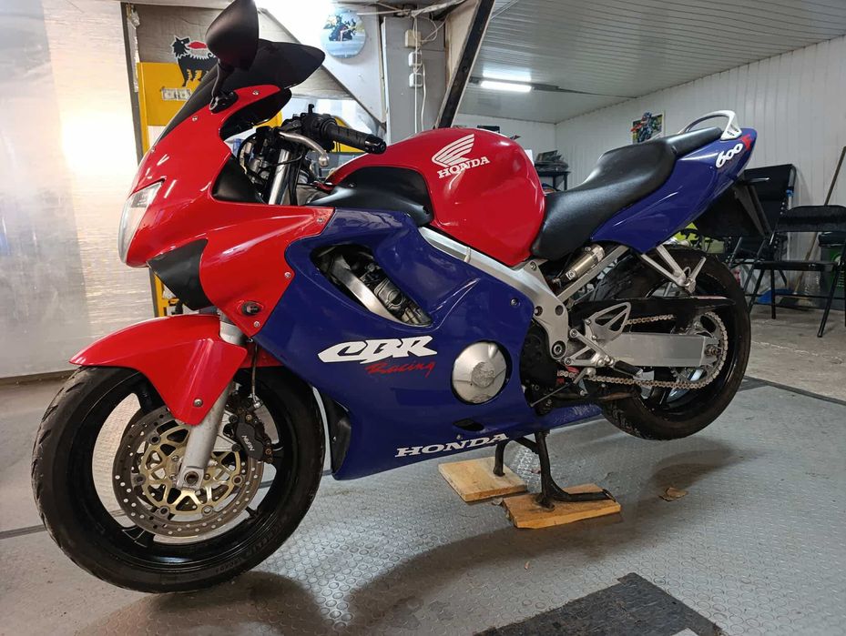 HONDA CBR F4 ЗА А2! ГОТОВ ЗА СЕЗОНА!Обслужен и поддържан редовно!