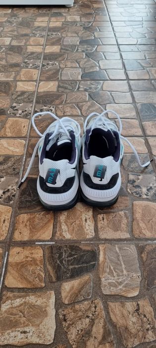 Vand adidasi Nike air max