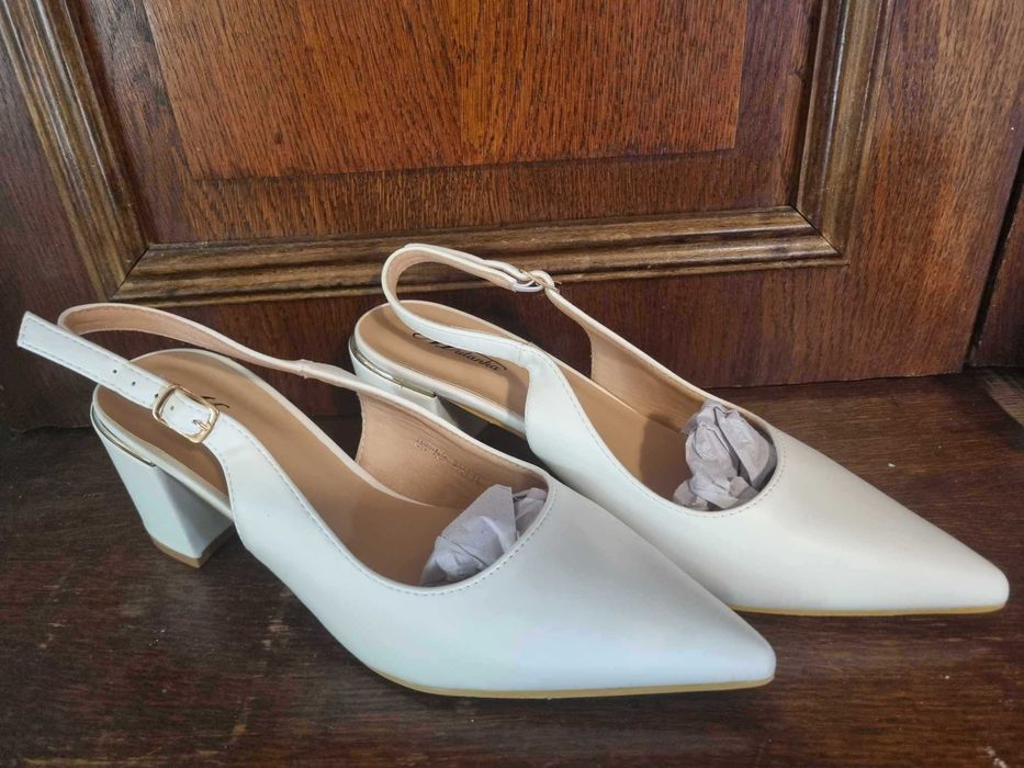 Бели елегантни обувки