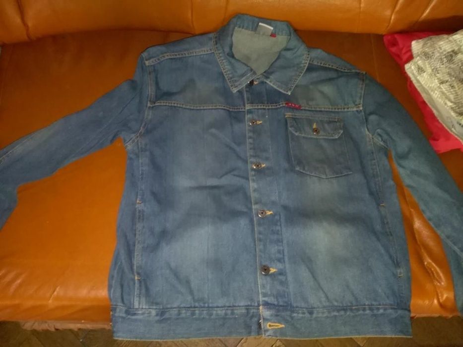 Vand geaca de blugi BERSHKA,de calitate ca noua pret 85 lei.
