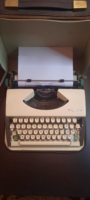 Mașină de scris portabilă Olympia