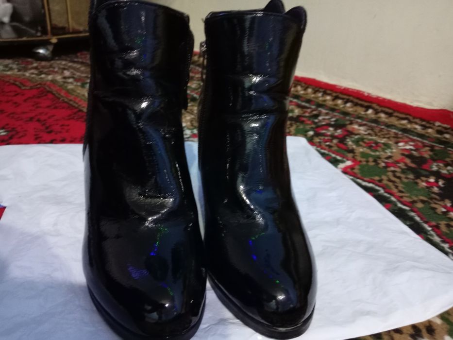 Ayollar sapogi  sotiladi