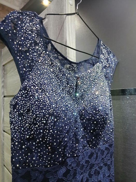 Продаю вечерное платья с камнями Б/У размер 42, форма рыбалки