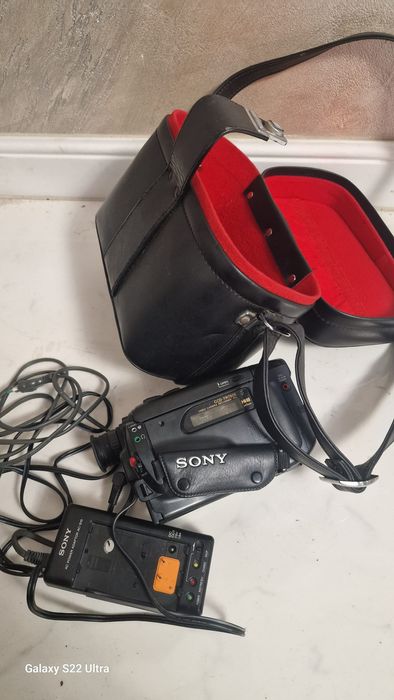 Camera Video Sony Handycam Video Hi 8 însoțită de adaptor de alimentar