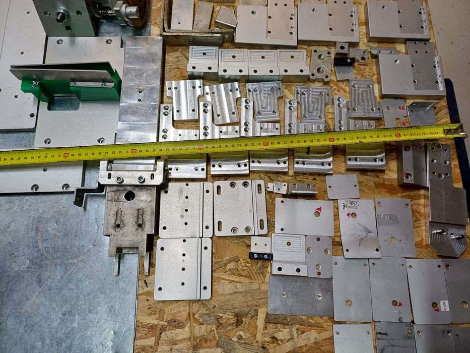 Placi de aluminiu bracketi, suporti , coltarr , corniere