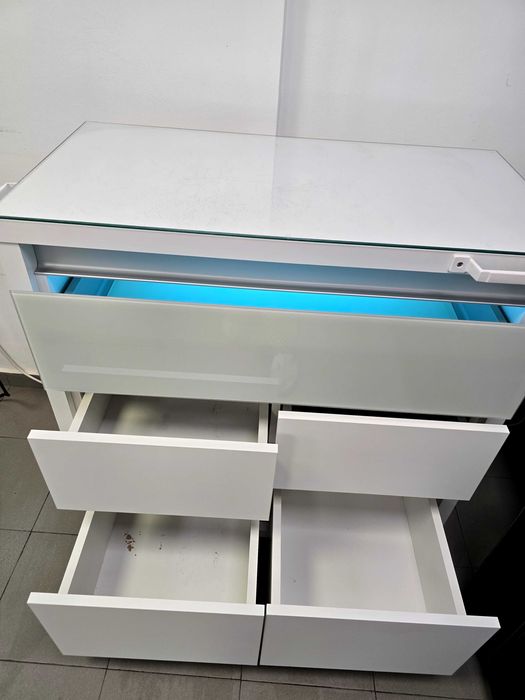 Професионален шкаф за педикюр / козметичен салон – удобен и стабилен