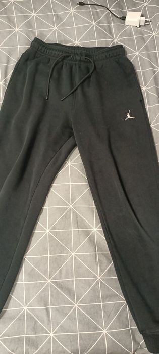 Vând pantaloni Jordan