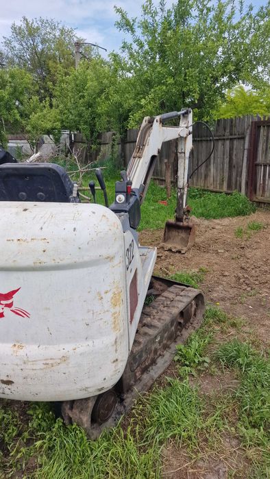 Camioneta basculabila. Transport moloz, materiale, balastru, nisip.