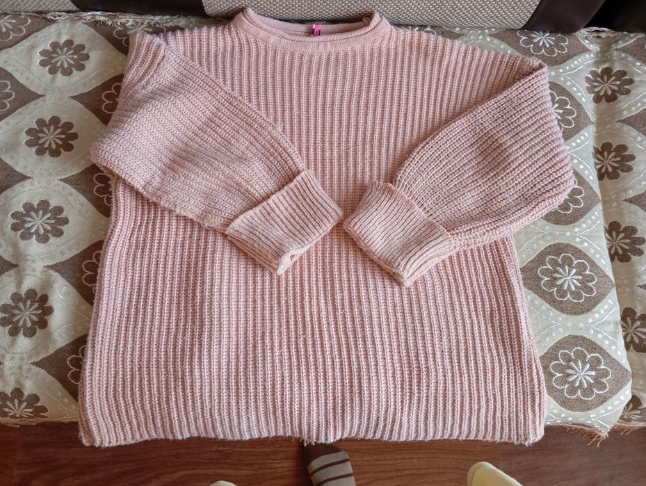 Кофта (белая), футболка (белая), свитер розовый, рубашка зелёная