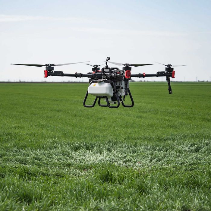 Prestari servicii agricole cu drona XAG 100 Pro