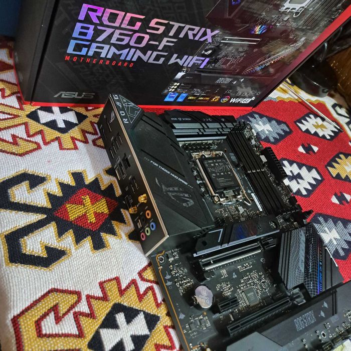 Placa de baza ASUS ROG STRIX B760-F GAMING WIFI defecta