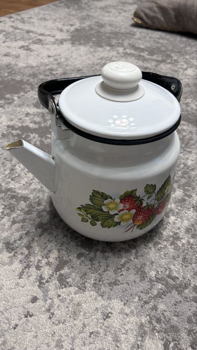 Набор кострюль и чайник