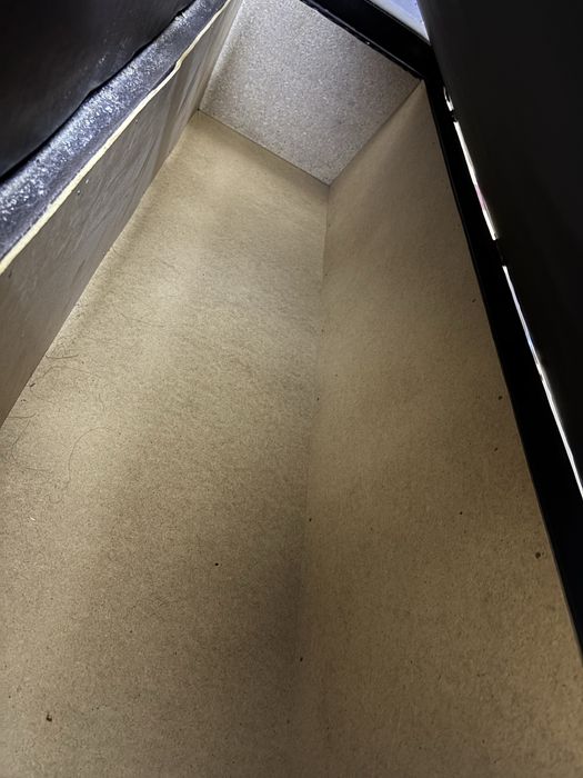 Диван угловой ,требуется обивка.