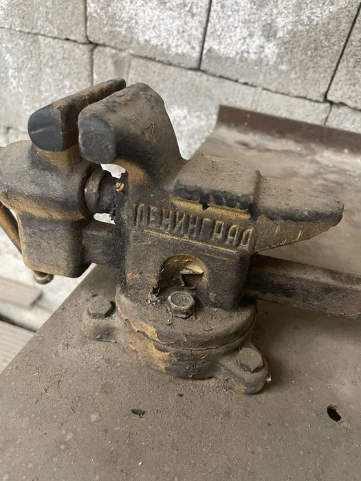 Продам металлический верстак + тиски + точило