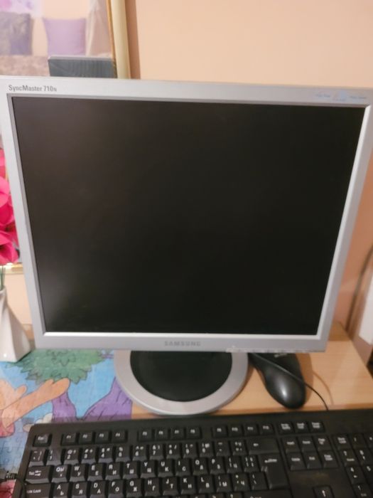 Продавам монитор Самсунг