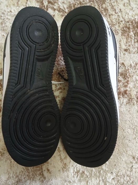Vând adidași Nike Air Force