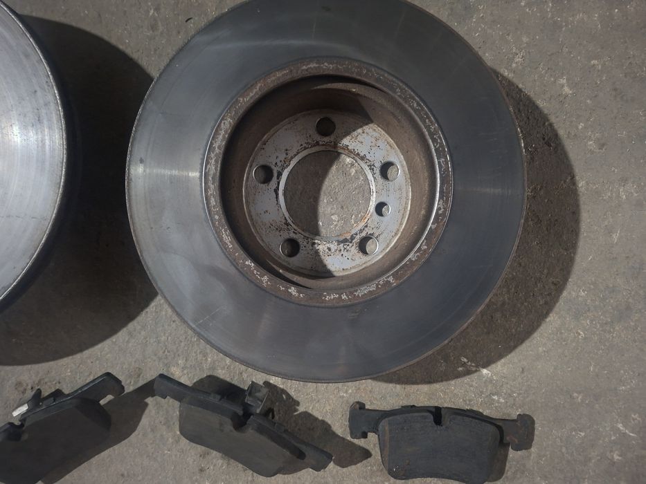 Set discuri frana spate cu plăcuțe Allied Nippon 300 / 22 BMW F30 F31 in stare foarte buna