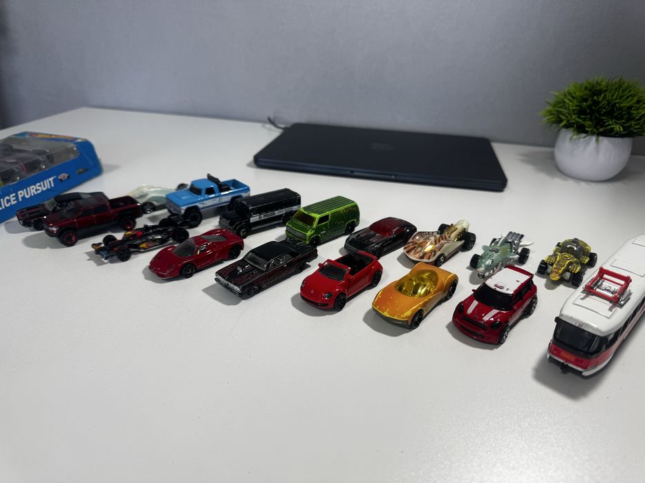 Продаю модели автомобилей hot wheels оригинал
