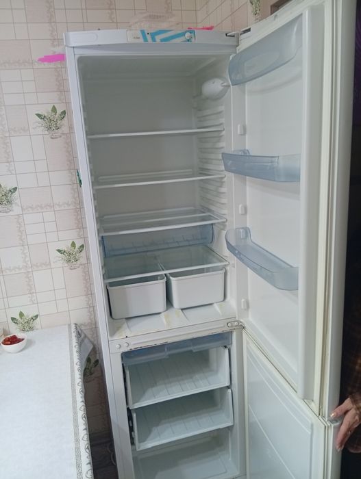 Холодильник indesit