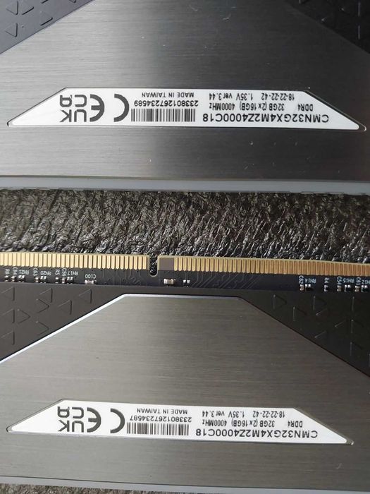 32GB DDR4 4000Mhz - Corsair Dominator Platinium RGB, Corsair Vengance RT RGB