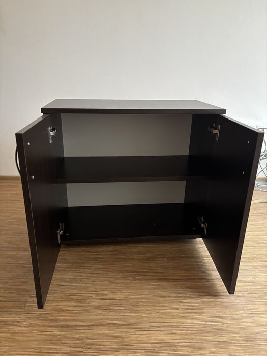 Шкаф за обувки в хубаво състояние и оглядало с закачалки