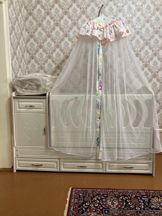 Детский шкаф и детьская кроватка