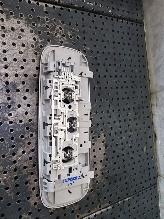 Plafoniera spate skoda superb 2 3t facelift 3t0947291