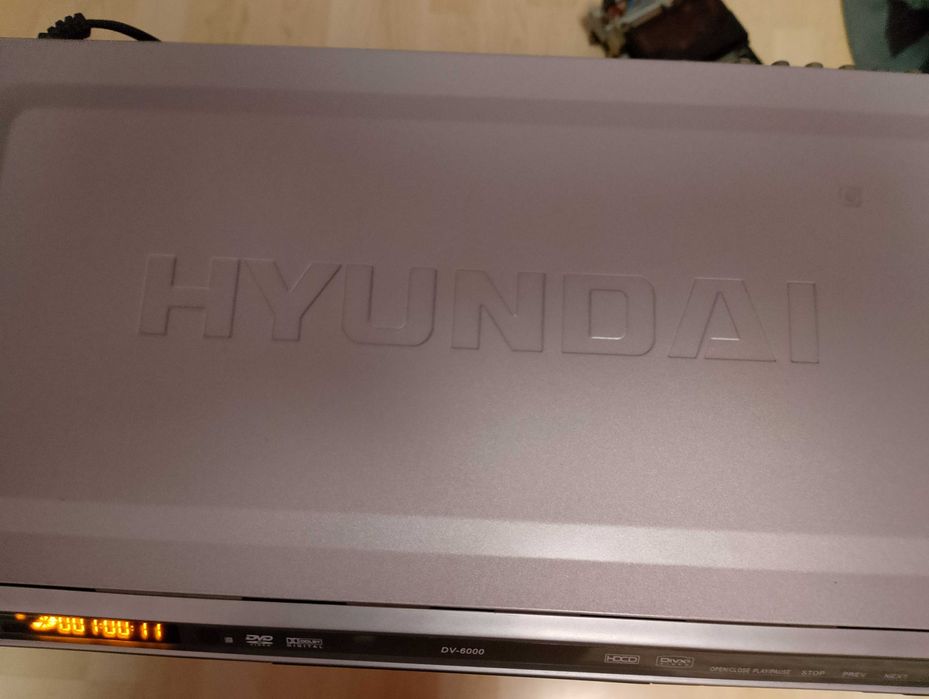 Продавам DVD player Hyundai DV6000