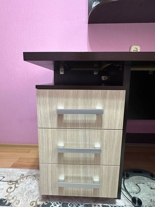 Письменый стол в хорошем состоянии