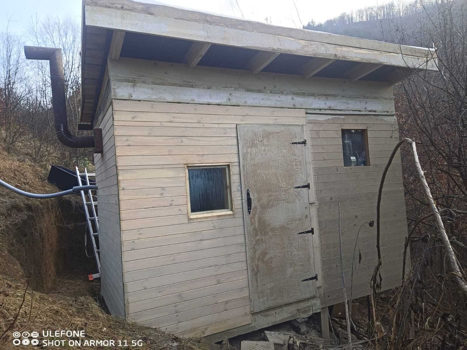 Продава се екологичен проект от 12 710 кв. м. с две нови дървени къщи.