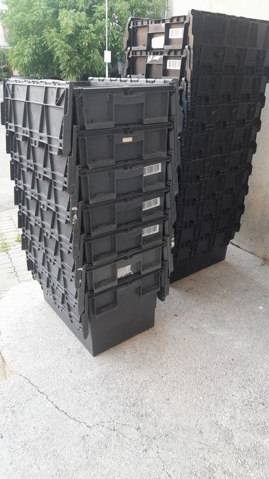Cutii cu capac din plastic alimentat