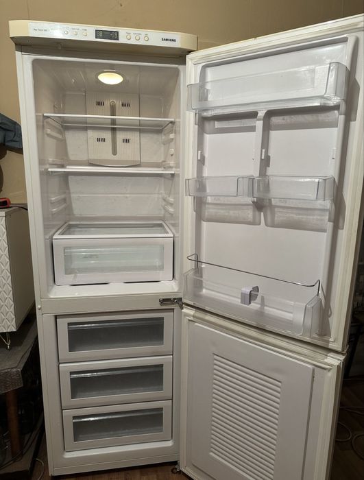 Продам рабочий Холодильник Samsung