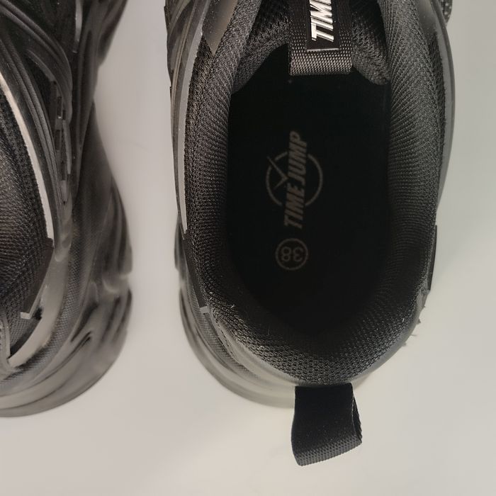 Продам кроссовки