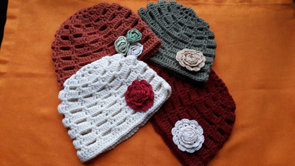 Плетени зимни шапки с цвете
