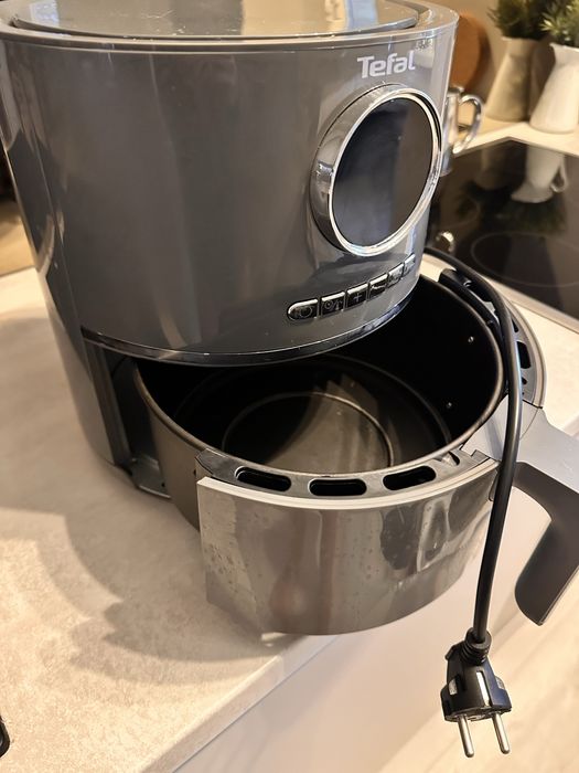 Air fryer cu 8 programe, capacitate 4.2L