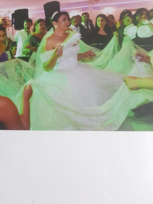 Rochie mireasa cu crinolina tip printesa  cu umeri cazuti