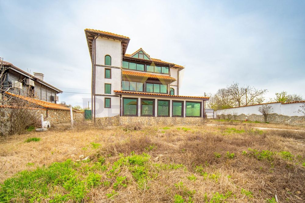 Къща в Добрич, област-с.Тюленово площ 328 цена 199000