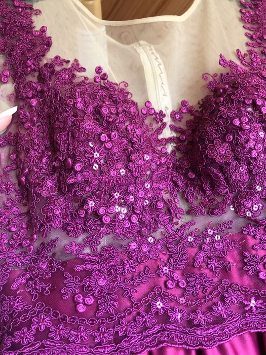 Rochie cu crapatura pe picior si trena