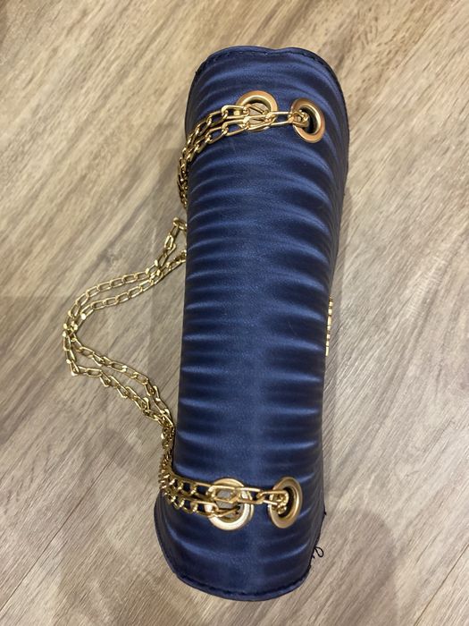 Синя, модерна чанта ZARA.