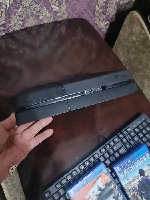Продам PS4 1TB + DualShock + 2 игры