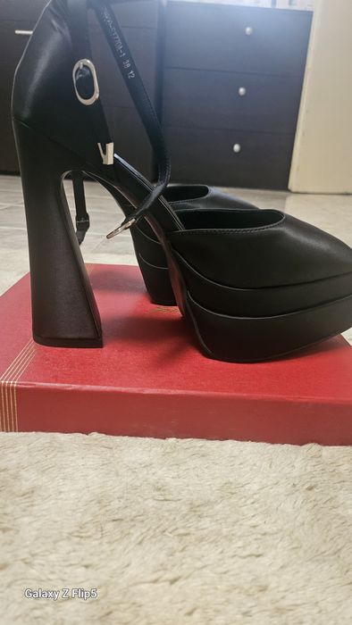 Нови страхотни обувки, 38 номер