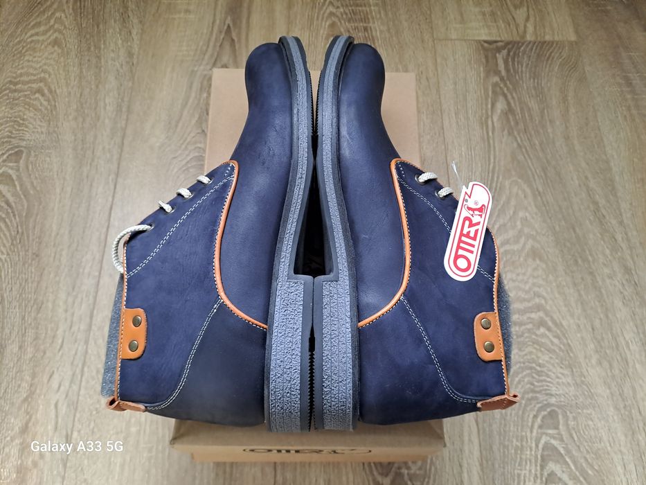 Vand ghete din piele naturala nabuc pentru bărbați.
În interior, din v