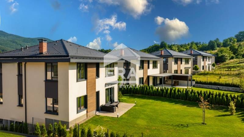 Продава се Къща в с. Владая, Област София-град - 229 кв.м за 1782 €/кв.м - Снимка #3