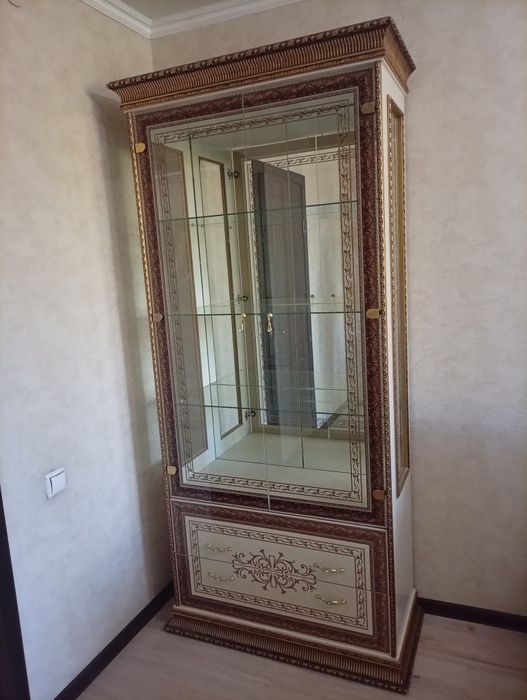 Продам шикарный сервант