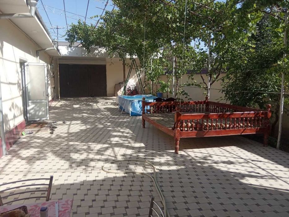 Участка сотилади,(10 сотка ери , 5 хонаси, 2 та ошхонаси бор),